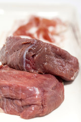 Medallones de lomo de res y tocineta de cerdo crudos