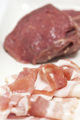 Medallones de lomo de res y tocineta de cerdo crudos