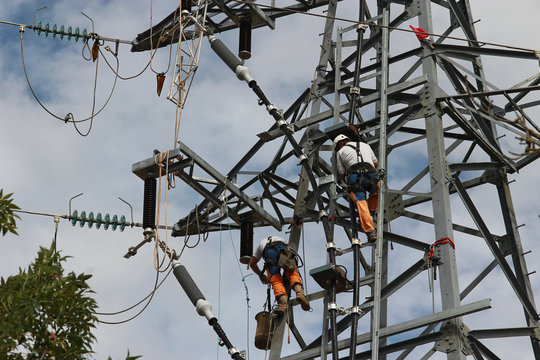 Travaux sur un pyl&ocirc;ne &eacute;lectrique THT. Cr&eacute;ation d'une descente a&eacute;ro-souterraine