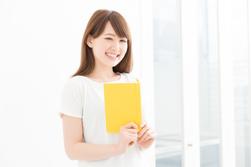 部屋で本を読む女性