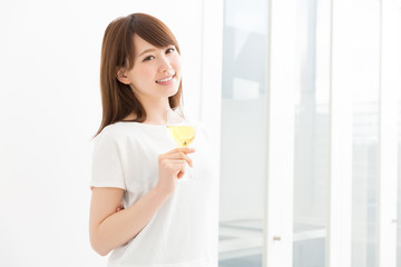 ワインを飲む女性