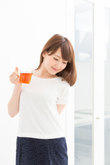 部屋でお茶を飲む女性