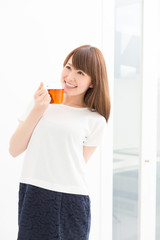 部屋でお茶を飲む女性