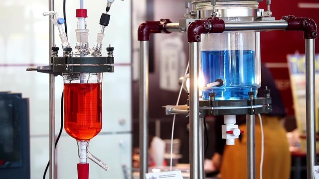 Laboratory scale process plant for batch wise mixing and emulsifying of low viscous masses up to masses just about capable of flowing.
