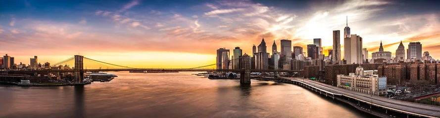 Gordijnen Brooklyn Bridge-panorama bij zonsondergang © mandritoiu