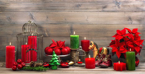 Fototapety  zabytkowe ozdoby świąteczne z czerwoną poinsecjąins