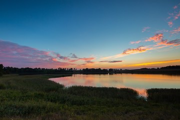 Obraz premium Beautiful lake landscape after sunset
