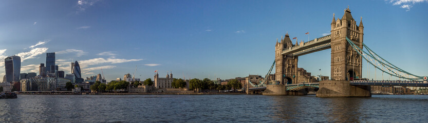Fototapeta na wymiar Cityscape of London City to Tower Bridge