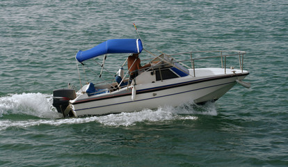Boot Motorboot Sportboot Außenborder Fahrt Verdeck Meer sonnig