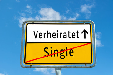 Obraz premium Ortstafel Verheiratet/Single