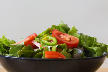 Gemischter Salat, Tomate und grüner Paprika, Salatschüssel