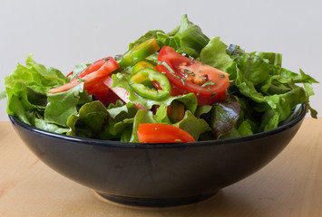 Gemischter Salat, Tomate und grüner Paprika mit Kräuter, Salatschüssel