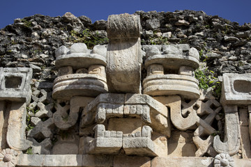 Naklejka premium Fotografía de la escultura del dios Chaac, en la ciudad maya de Lamna, en el estado de Yucatán. El dios Chaac era considerado la deidad de la lluvia, sumamente importante para los mayas.