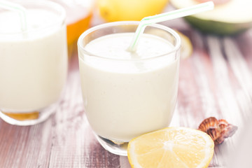 Yoghurt cocktail avocado lemon honey