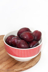 Fototapeta na wymiar Fresh violet plums in the bowl