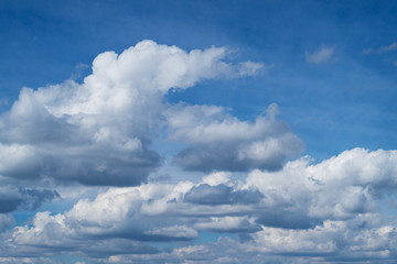 Quellwolken mit blauem Himmel
