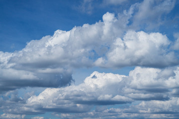 Fototapeta na wymiar Quellwolken mit blauem Himmel
