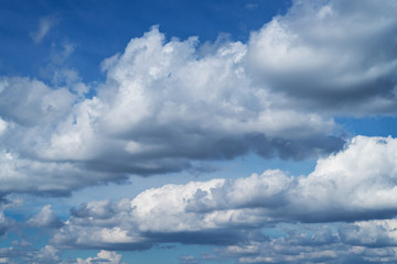 Quellwolken mit blauem Himmel