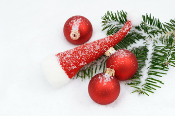 Rote  Weihnachtskugeln im Schnee