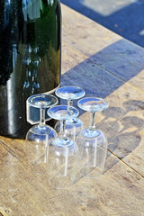 Sektgläser mit Flasche auf einem Holztisch
