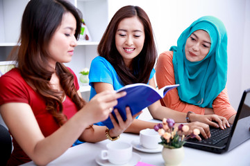 Obraz premium three college students discussing about their lecture subject