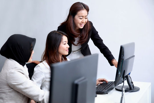 businesswomen telling information to her co-worker