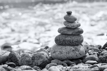 Gestapelte Kieselsteine am Meeresufer