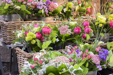 Paniers de bouquets de fleurs au marché
