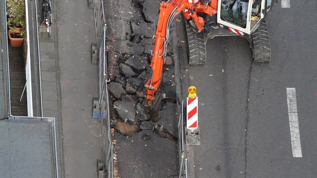 Bagger mit  Asphalthammer