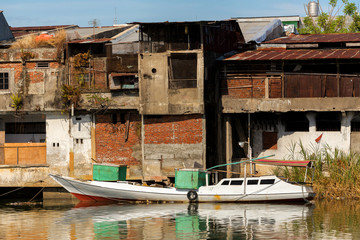 Fototapeta na wymiar Straw poor houses by the river
