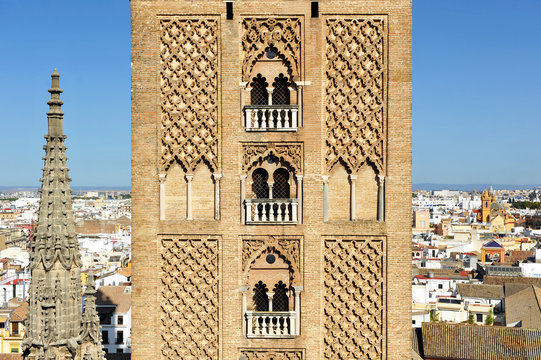 Primer plano de la Giralda, catedral de Sevilla, Andaluc&iacute;a, Espa&ntilde;a