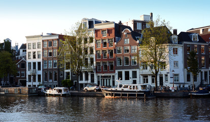 Häuser bilden Häuserfront und Häuserzeile an Gracht in Amsterdam