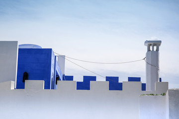 Terraza visitable y tiro de chimenea encalada en blanco y azul 