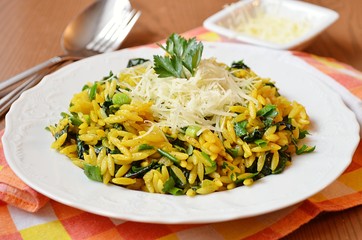 Паста орзо со шпинатом, куркумой и сыром пармезан 