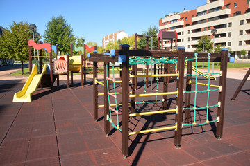 Fototapeta na wymiar columpios en un parque infantil