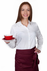 Lachende junge Frau serviert einen Kaffee