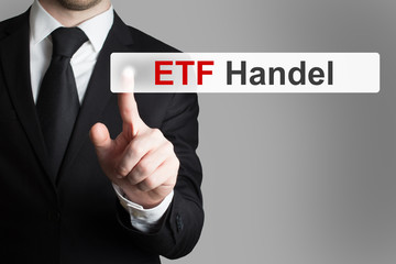Geschäftsmann drückt Touchscreen ETF Handel