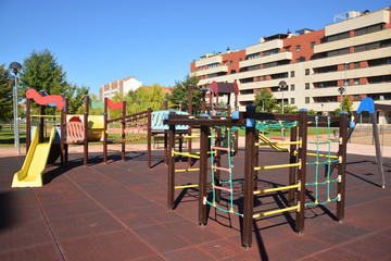 Fototapeta na wymiar parque infantil con columpios