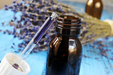 Obraz na płótnie Canvas dropper bottle with flower essence and lavender flowers