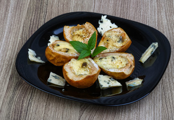 Baked pear with blue cheese