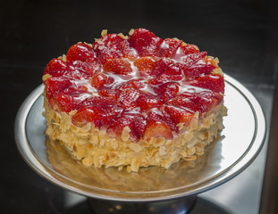 Cake with strawberries and almonds