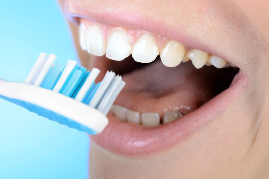 Frau bei Zahnpflege und Zähne putzen mit Zahnbürste