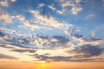 Foto op Plexiglas Hemel Geweldige zonsonderganghemel met prachtige wolken en zonnestralen,