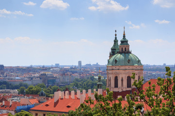 Obraz premium Panorama Mala Strana (Mała Strona) i kościół św. Mikołaja w Pradze