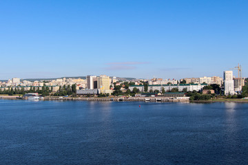 Fototapeta na wymiar The city on the river Volga