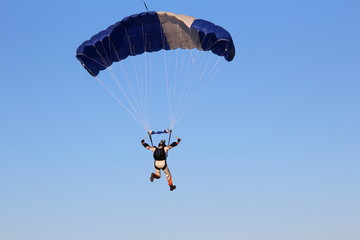 Paracadutista nel cielo © oversealand