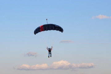 Paracadutista nel cielo