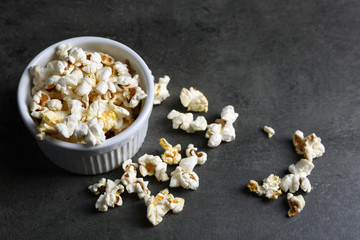 Obraz na płótnie Canvas Popcorn in bowl on dark background