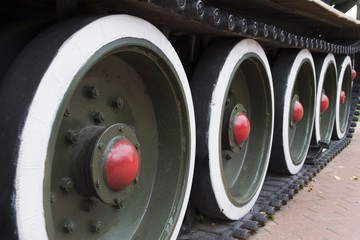 Obraz na płótnie Canvas Russian tank caterpillar track with wheels