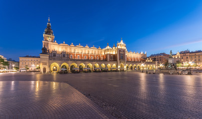 Fototapeta The Main Market Square in Krakow, Poland, with famous Sukiennice (Cloth hall) and Town Hall tower in blue hour obraz